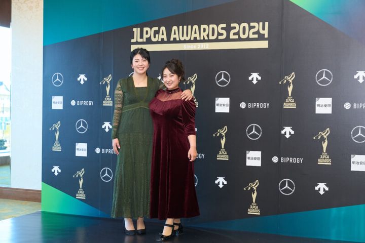 女子プロ、“美ドレス姿”で勢揃い！竹田麗央、山下美優有が登場【JLPGAアワード】
