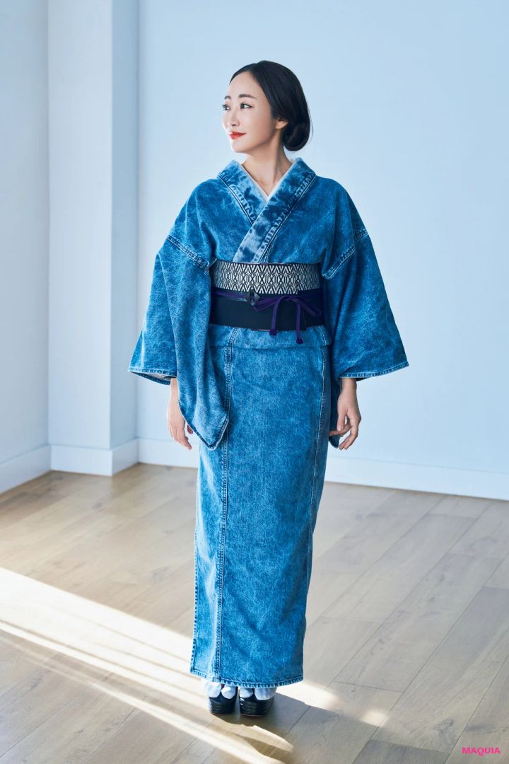 神崎 恵さんなら「デニム着物」をこう着る！ 白の半襟、足袋、草履で着崩しすぎずに_6