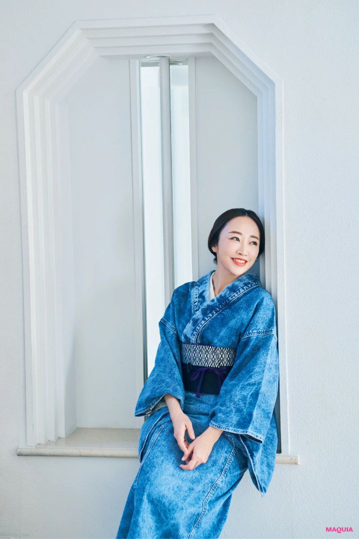 神崎 恵さんなら「デニム着物」をこう着る！ 白の半襟、足袋、草履で着崩しすぎずに_7