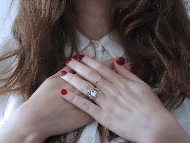 胸に手を置く女性