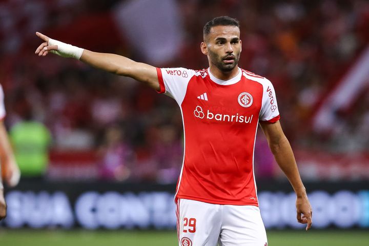 お年寄りや動物を洪水から救助したサッカー選手、世界的に表彰される「助けに行かなければと…」