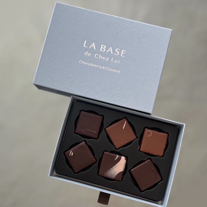 「ショコラアソート ティエドール」¥2,948 フレーバーは、ガーナ70%、アプリコット×ジャスミン、プラリネひまわり、ラベンダー×ヘーゼルナッツプラリネ、カカオパルプ×ペルー40%、エルダーフラワーの6種類。