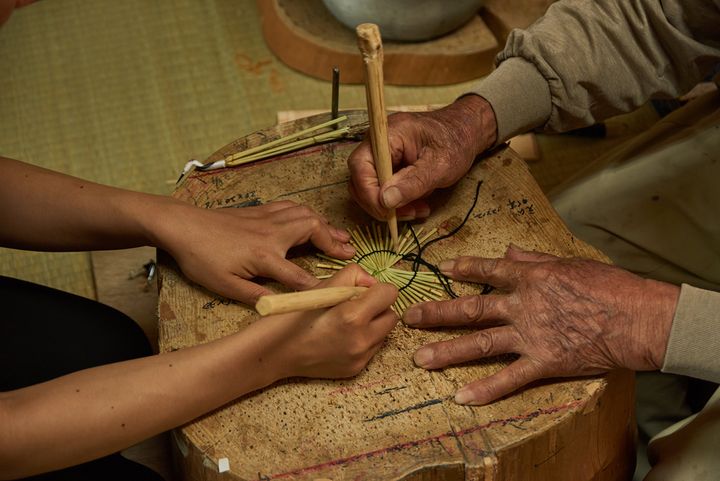 しめ縄を作る様子の手物のアップ