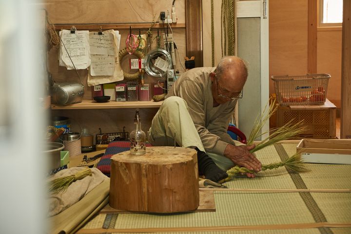 しめ縄を作る様子