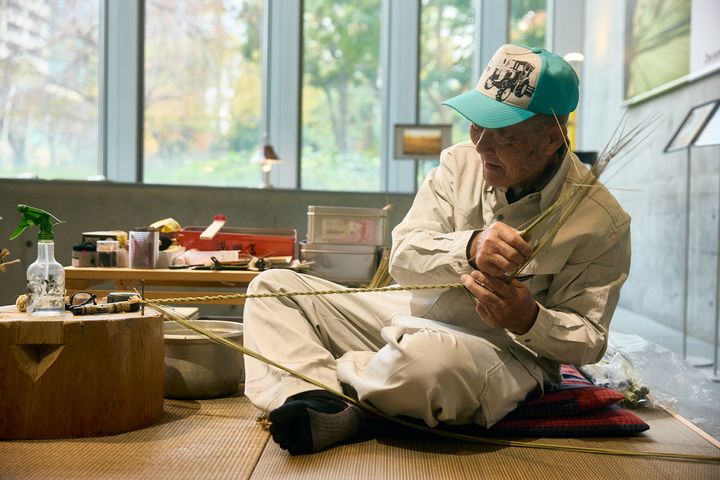 しめ縄を作る様子