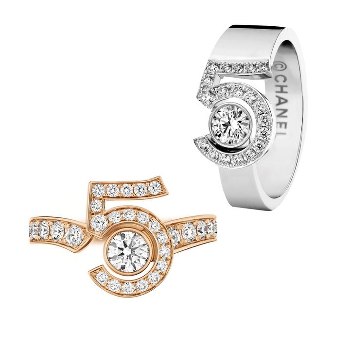 〈左〉「コレクション N°5」リング（ベージュゴールド×ダイヤモンド）￥2,574,000／CHANEL 〈右〉「コレクション N°5」リング（WG×ダイヤモンド）￥1,562,000／CHANEL