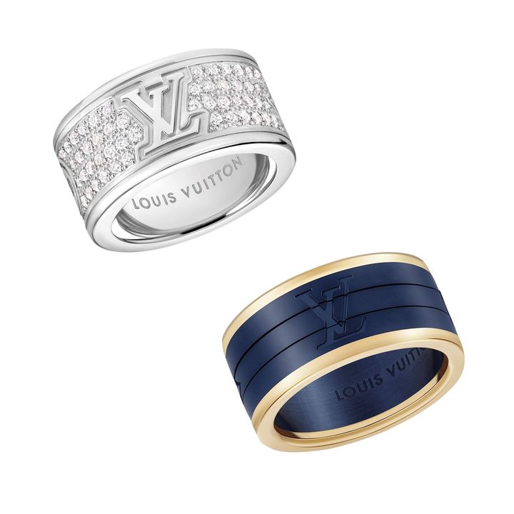 〈左〉「レ ガストン ヴィトン」ラージ リング（WG×ダイヤモンド）￥2,563,000／LOUIS VUITTON 〈右〉「レ ガストン ヴィトン」パズルリング（YG×チタニウム）￥775,500／LOUIS VUITTON