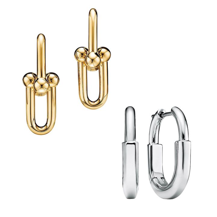 〈左〉「ティファニー ハードウェア」ミディアム リンク ピアス（YG）￥462,000／TIFFANY 〈右〉「ティファニー ロック」スモール ピアス（WG）￥533,500／TIFFANY