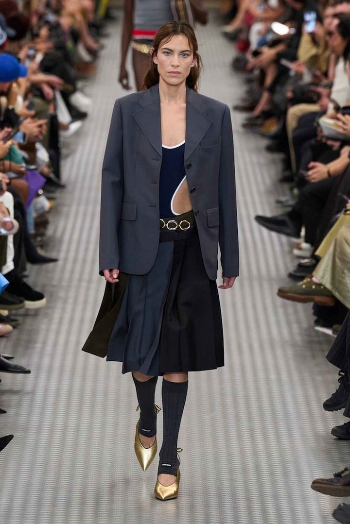 画像: ミュウミュウのランウェイでも華麗に闊歩