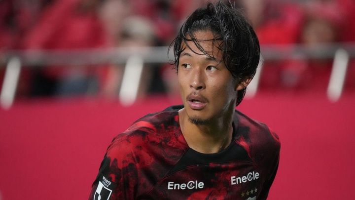 パリ五輪世代の23歳レフティ、Jリーグ屈指のメガクラブから地元クラブへの完全移籍を決断！「とても幸せ」