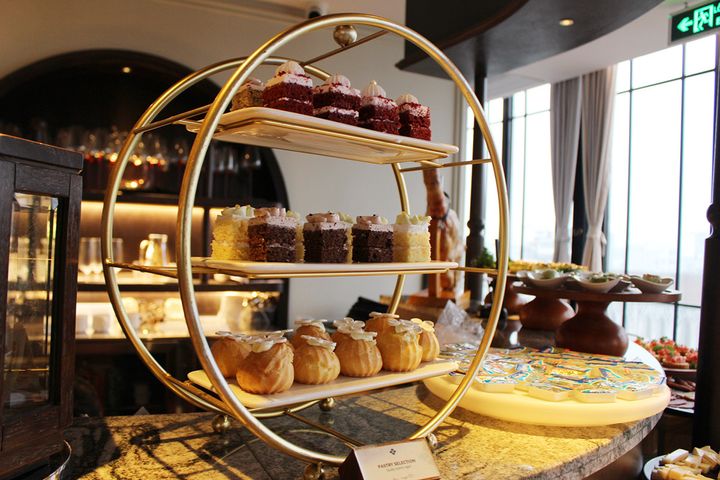 アフタヌーンティーのようなスタンドに盛られたスイーツもかわいい