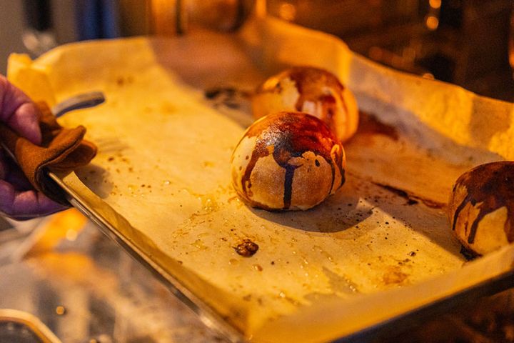 営業時間内に2回焼き上げるが、休日ともなれば各回瞬く間に完売