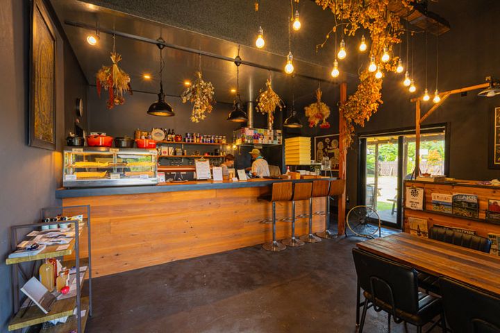 アーリーアメリカンな雰囲気の店内は居心地がいい