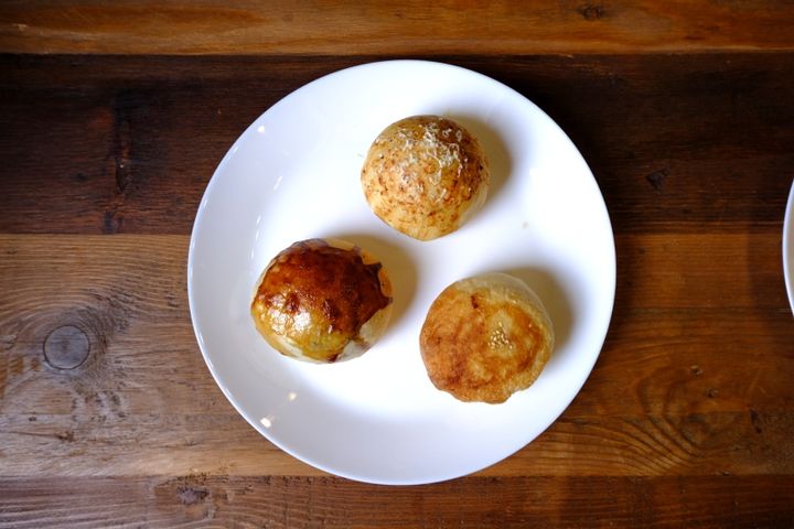 焼きの場合、フライパンで底（ないし両面）を焼き、オーブンで仕上げます