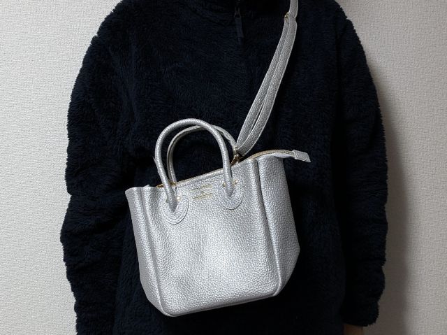 肩にかけた状態