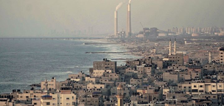 医療でイスラエルとパレスチナの分断に橋を架けるべく、 ガザ地区ジャバリア難民キャンプ出身のパレスチナ人としてイスラエルの病院で働く初の医師なったイゼルディン・アブラエーシュ博士。映画『私は憎まない』は、博士の半生を追ったドキュメンタリーだ。Photo_ © Filmoption