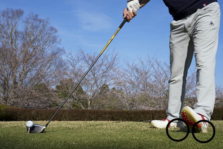 右曲がりを抑えるにはボールをトゥ寄りにセット！真っすぐ打つためのコツ