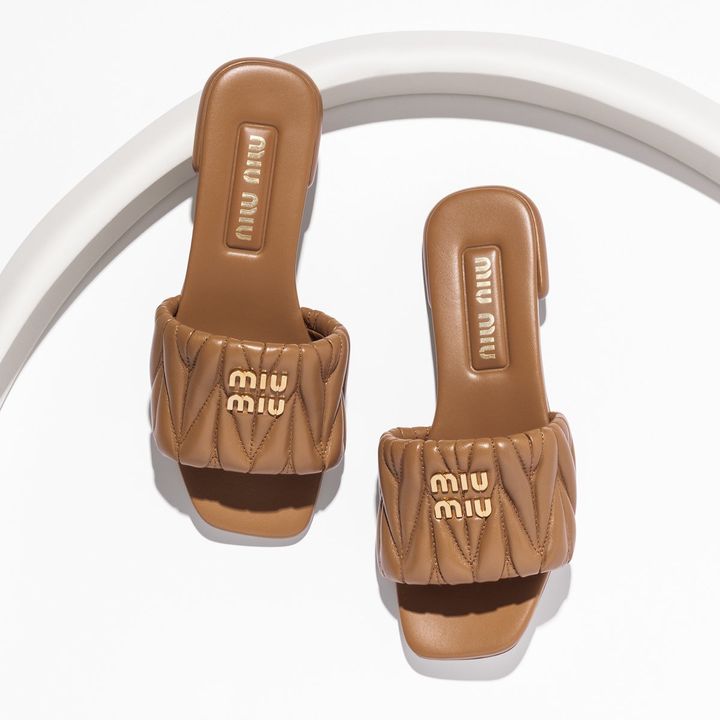 Miu Miu（ミュウ ミュウ）キャメル マテラッセレザー スライドサンダル ¥138,600（予定価格）