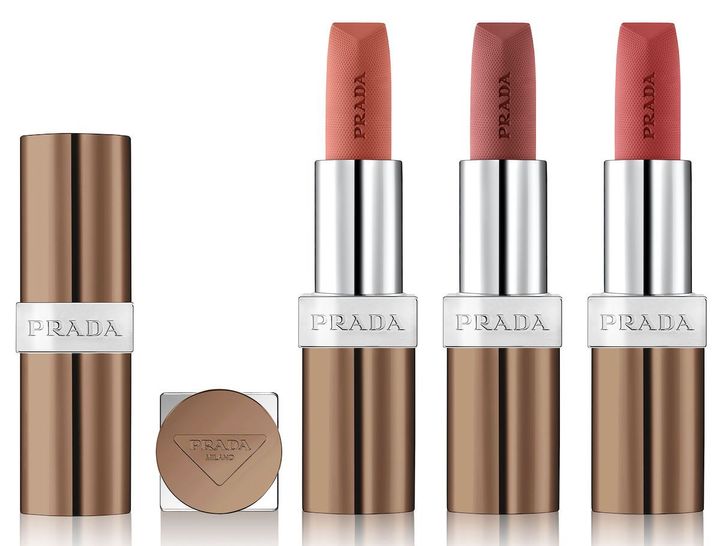 〈左から〉モノクローム ウェイトレス リップカラー ブラウンシリーズ（スムース ナイロン） B101、B107、B109 各￥7,260（すべて2月5日より限定発売） Photos_ ©Prada Beauty