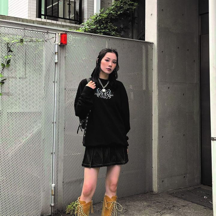 【SNAP】黒コーデはベージュのブーツで抜け感を！戸出淑水さん