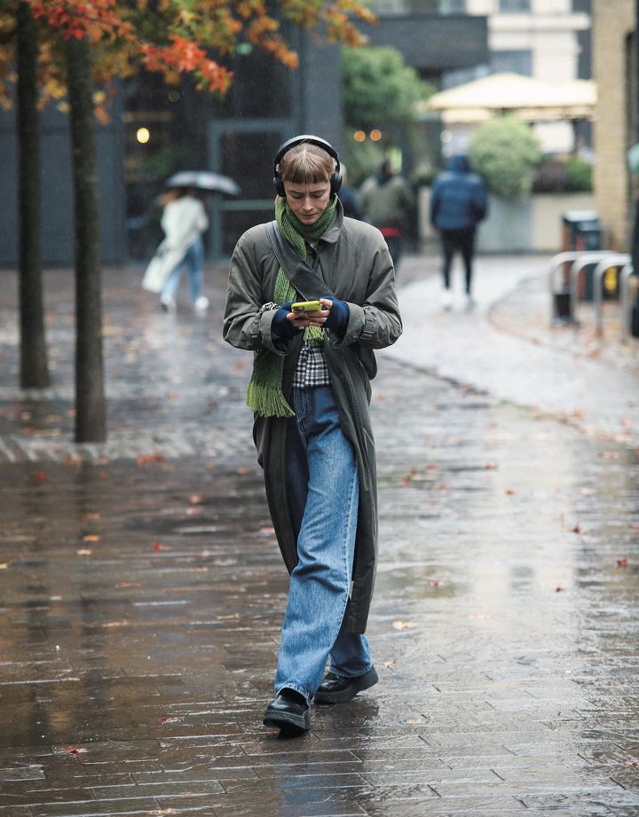 スマートに見える！ Iラインのスタイリングは、小物でリズム感を出して