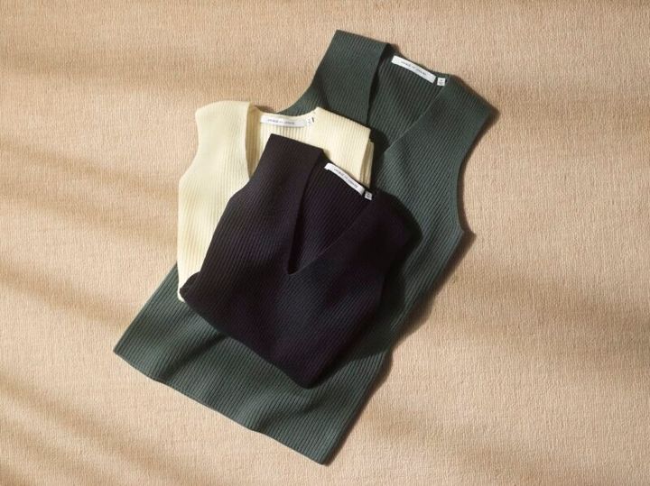 ユニクロ40周年復刻アイテム ルメールのラムVネックセーターノースリーブ