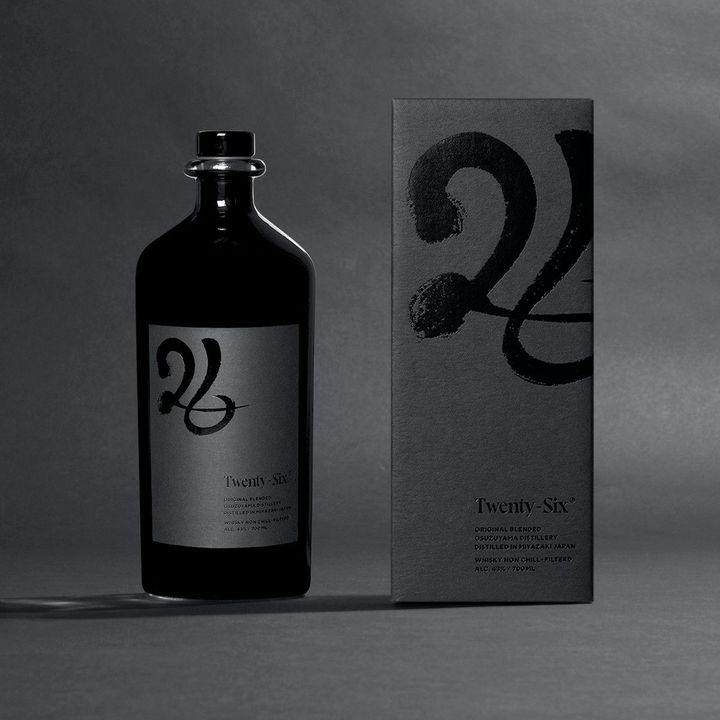 ウイスキー「26」￥16,500（シリアルナンバー、メッセージカード（日本語訳同封）付）。１万本限定、国内販売のみ