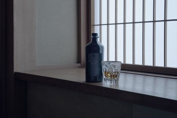 ウイスキー「26」￥16,500（シリアルナンバー、メッセージカード（日本語訳同封）付）。１万本限定、国内販売のみ