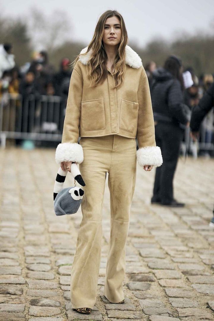 画像: ニュートラルなベージュコーデに遊び心を効かせて