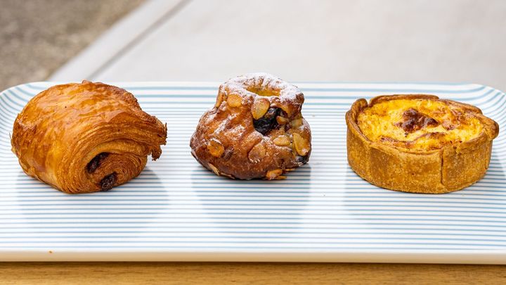 左から「パン オ ショコラ」380円、「クグロフ パリジャン」480円、「キッシュロレーヌ」690円