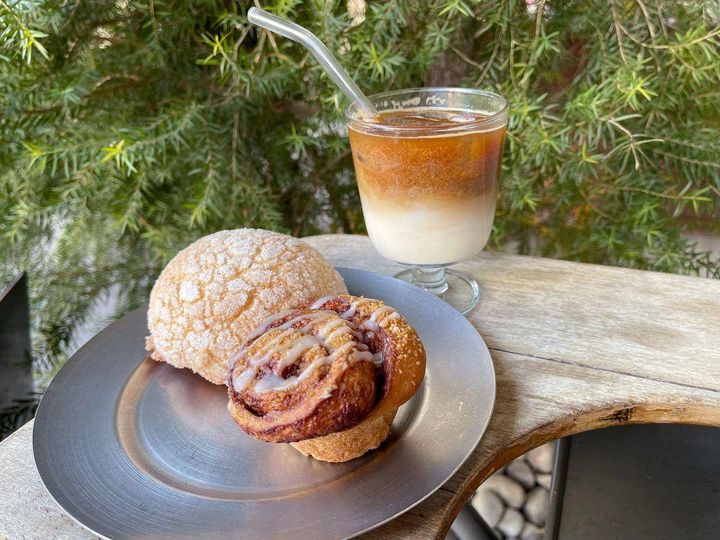 手前から「シナモンロール」387円、「メロンパン」336円、「ソイラテ」662円 ※すべてイートイン