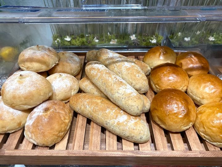 左から「ロールパン」「全粒粉パン」「バターロール」