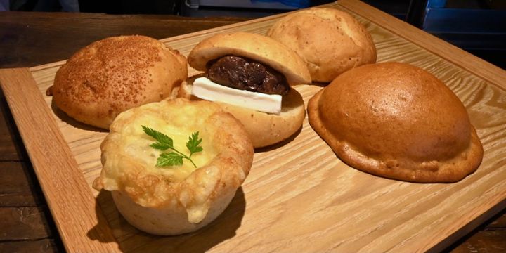 左手前「豆腐カレーパン」320円、左奥「醤油豆チーズ」300円、中央「あんバター」300円、右手前「味噌パン」270円、右奥「丸パン」160円