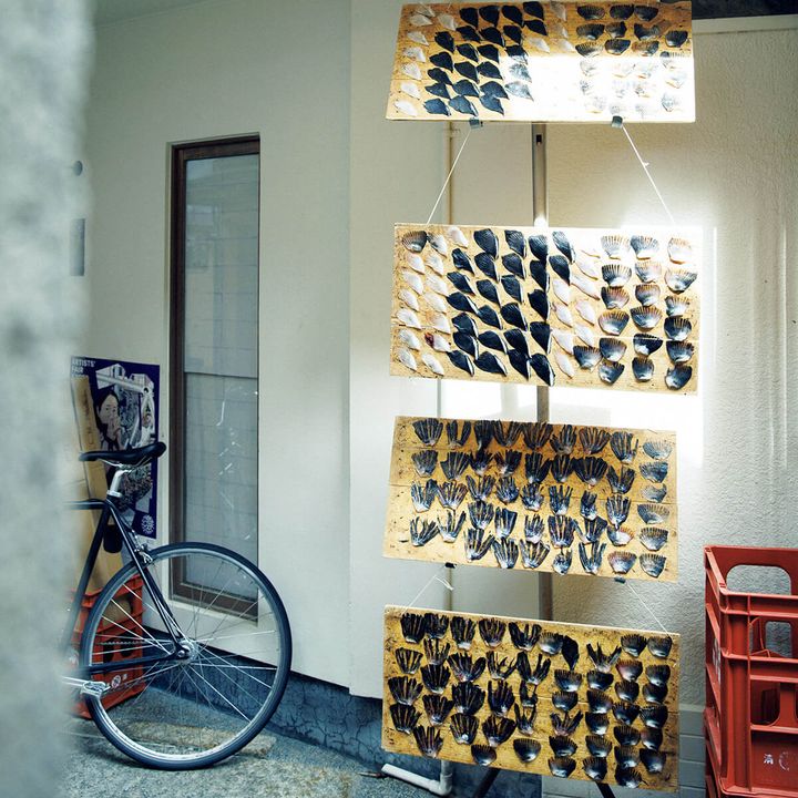 京都〈食堂おがわ〉店外で干すフグひれ