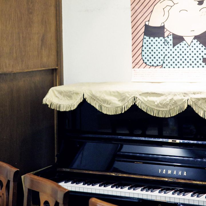 京都〈食堂おがわ〉店内に置かれたピアノ