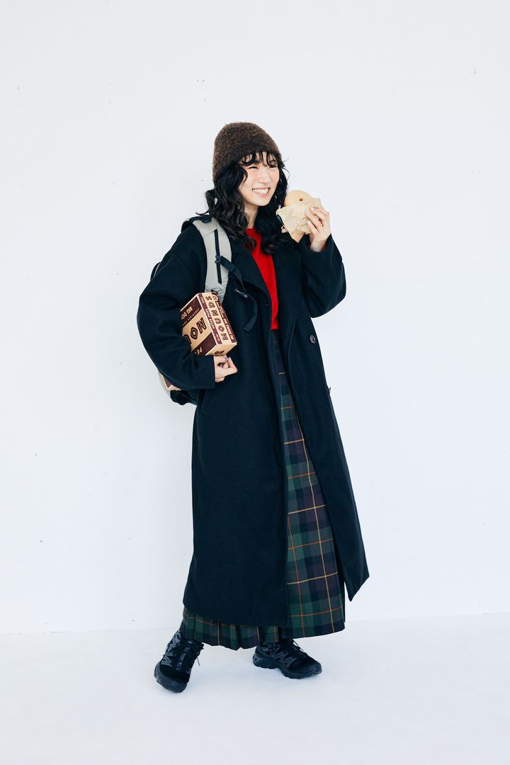 真っ赤なニットでクリスマス気分を満喫！足元はスニーカーで外して【FUDGE FRIEND おしゃれさんの毎日コーディネート vol.479｜UMI】