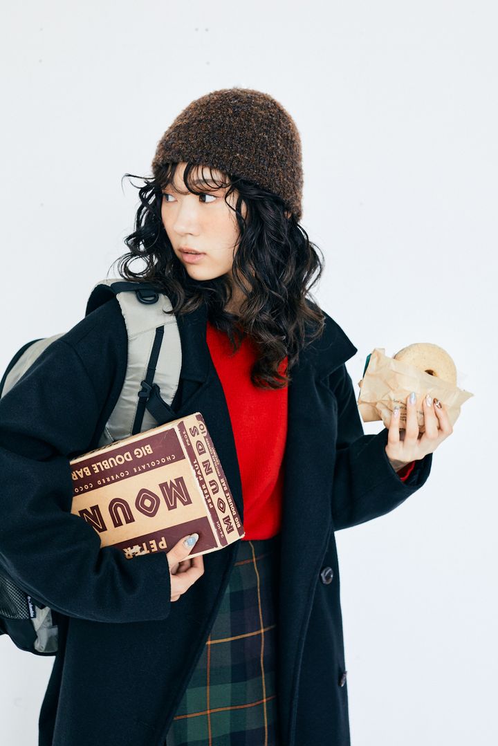 真っ赤なニットでクリスマス気分を満喫！足元はスニーカーで外して【FUDGE FRIEND おしゃれさんの毎日コーディネート vol.479｜UMI】