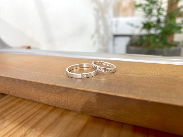 写真左「つち目加工、つや消し加工あり」、写真右「加工なし」