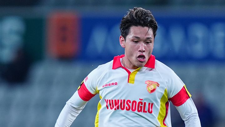 苦戦の天才日本人MF、ついに覚醒！前線起用に応える「1ゴール1アシストの大活躍」