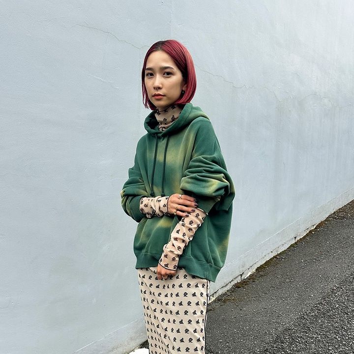 【SNAP】色落ち＆日焼け加工のスウェットが今季らしい！坂出麗さん