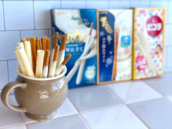 クリスマス 長い白いお菓子 「ポッキー2層仕立て＜バニラ香るホワイト＞」、Kiriコラボの「トッポ＜冬のコク深ホワイト＞」、「白いピコラ ミルキー味」を食べ比べ テーブルコーディネート1