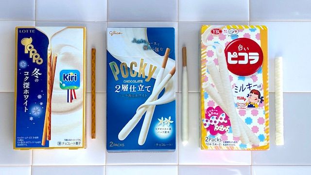 クリスマス 長い白いお菓子 「ポッキー2層仕立て＜バニラ香るホワイト＞」、Kiriコラボの「トッポ＜冬のコク深ホワイト＞」、「白いピコラ ミルキー味」を食べ比べ パッケージと中身
