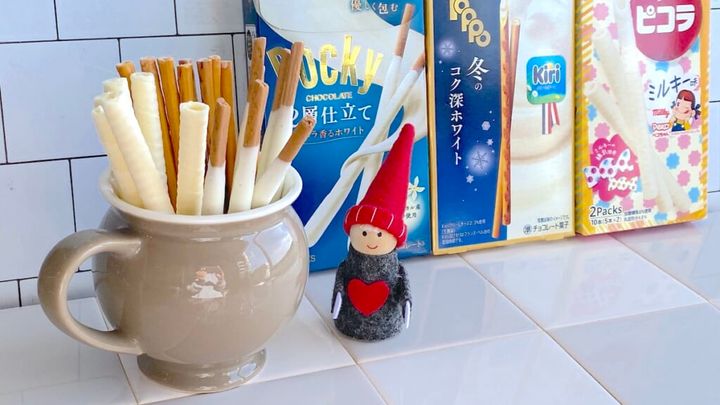 クリスマス 長い白いお菓子 「ポッキー2層仕立て＜バニラ香るホワイト＞」、Kiriコラボの「トッポ＜冬のコク深ホワイト＞」、「白いピコラ ミルキー味」を食べ比べ