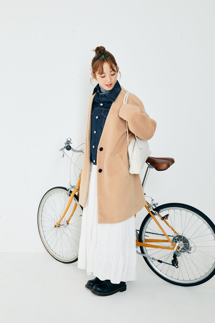 いつものコートにデニムジャケットをINしてクラスアップしよう！【FUDGE FRIEND おしゃれさんの毎日コーディネート vol.480｜鈴木楽々】