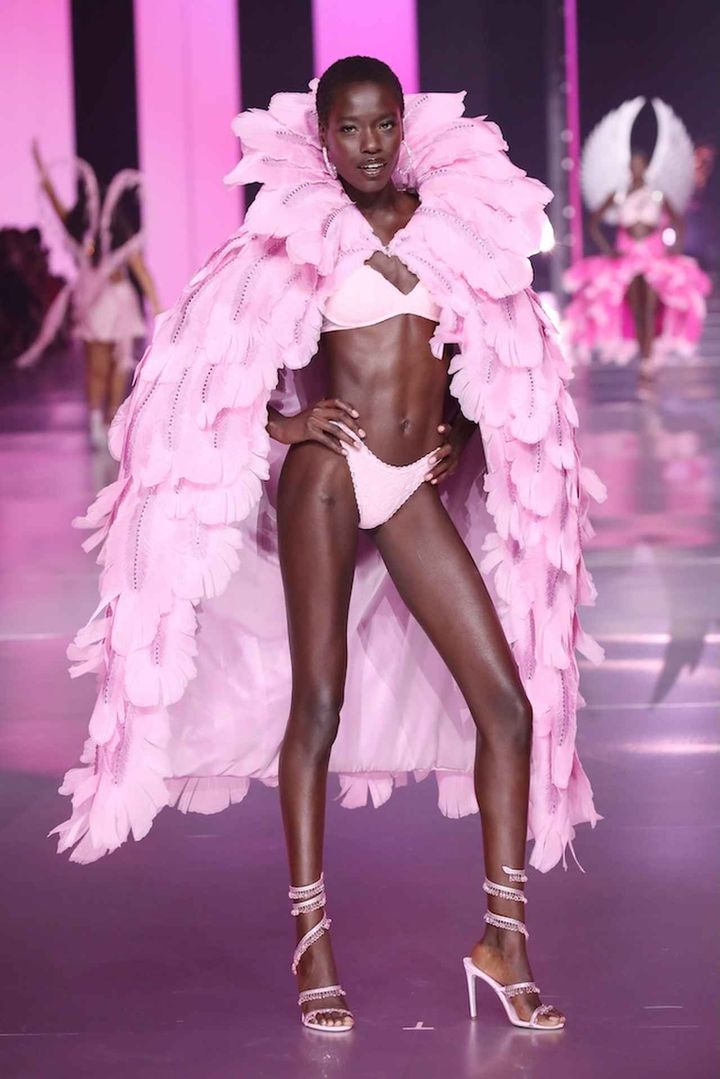 画像: ヴィクトリアズ・シークレットのショーにも登場