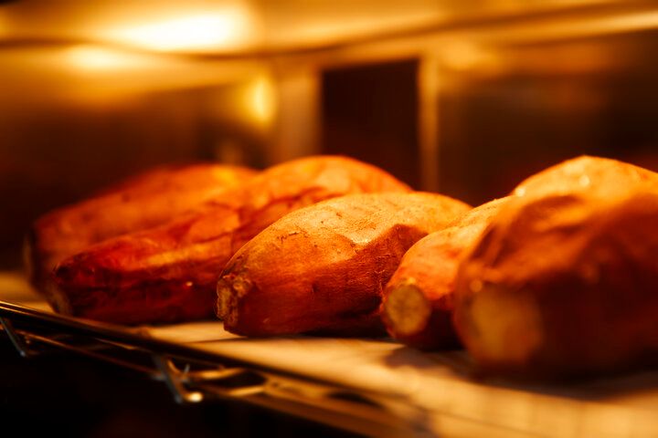 昭和レトロな雰囲気が残る空堀商店街にある、焼き芋スイーツ×日本茶カフェ「芋屋 頂 -itadaki-」