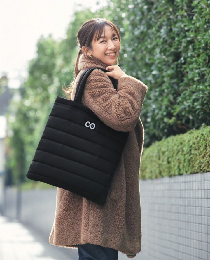 雑誌グロー2月号付録 プレインピープルの中綿入りバッグは肩がけできる