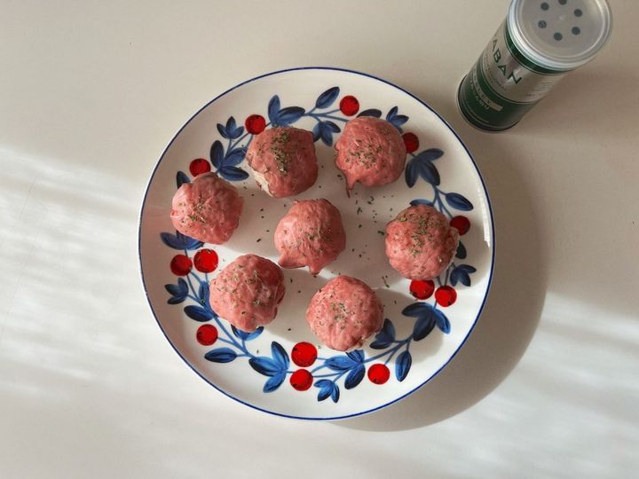 【簡単クリスマスレシピ】おもてなしにも♪ 一口ローストビーフのパリおにぎり【渡辺友美子のパリおにぎりのレシピ vol.5 〜レシピで旅するヨーロッパ〜】