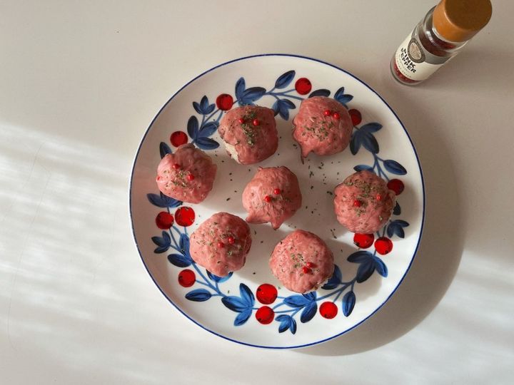 【簡単クリスマスレシピ】おもてなしにも♪ 一口ローストビーフのパリおにぎり【渡辺友美子のパリおにぎりのレシピ vol.5 〜レシピで旅するヨーロッパ〜】