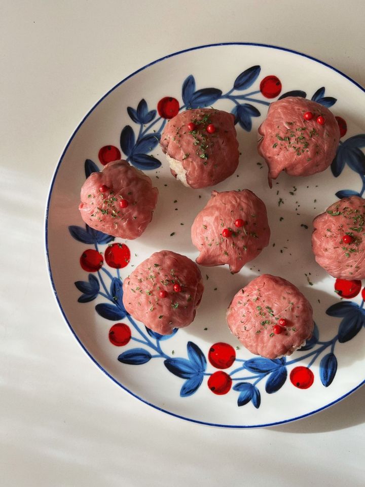 【簡単クリスマスレシピ】おもてなしにも♪ 一口ローストビーフのパリおにぎり【渡辺友美子のパリおにぎりのレシピ vol.5 〜レシピで旅するヨーロッパ〜】